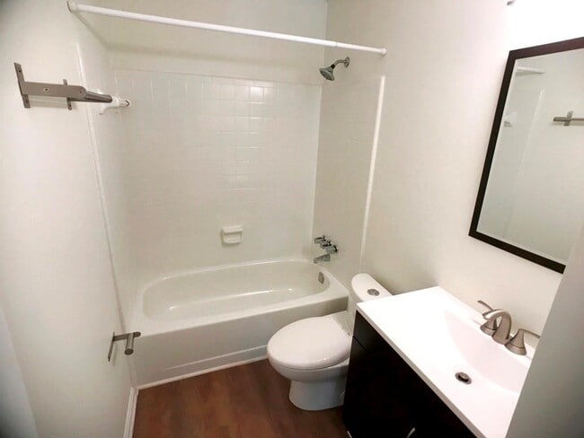 Building Photo - 1104 Riverview Dr