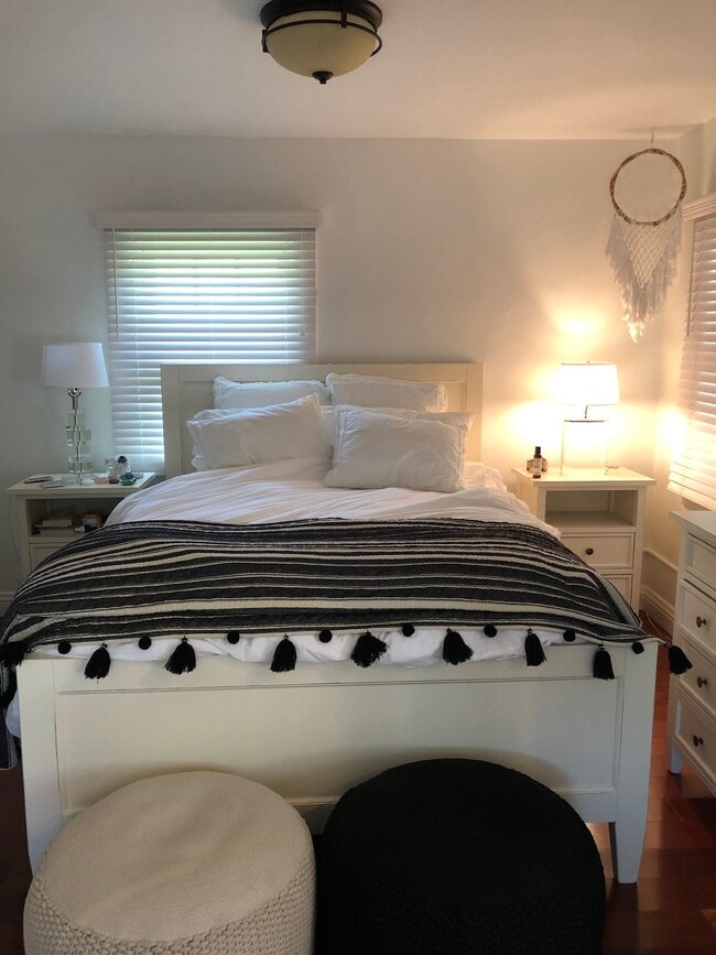 Building Photo - 307 6th Ave