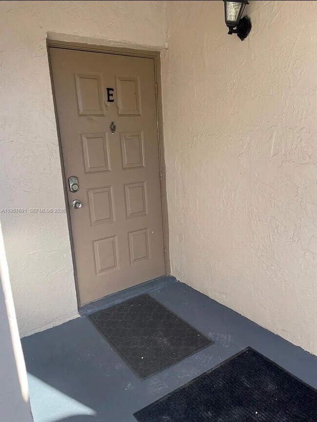 Building Photo - 975 N Franklin Ave