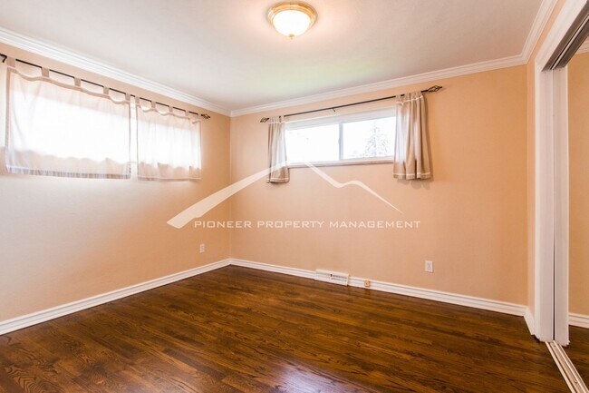 Building Photo - 1/2 Duplex with Central AC and Fenced Yard