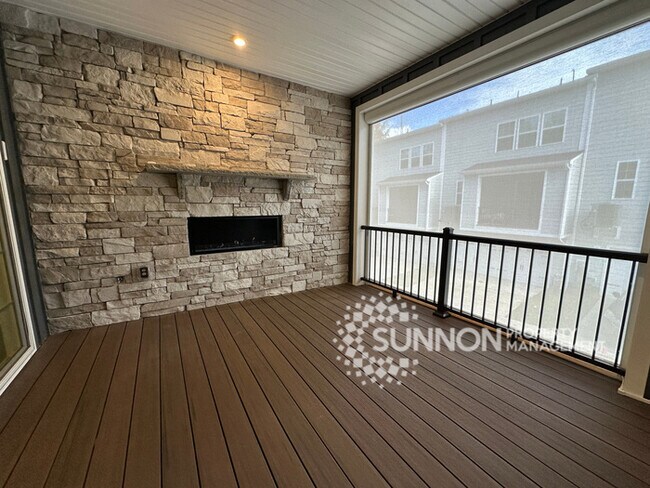 Building Photo - Beautiful 4 Bed 3.5 Bath Townhome minutes ...