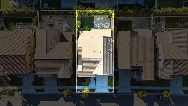 Building Photo - Light and bright 4 bedroom 3 bath beauty i...