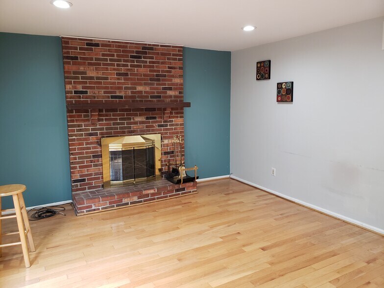Family room Fire place - 103 Abbey Rd