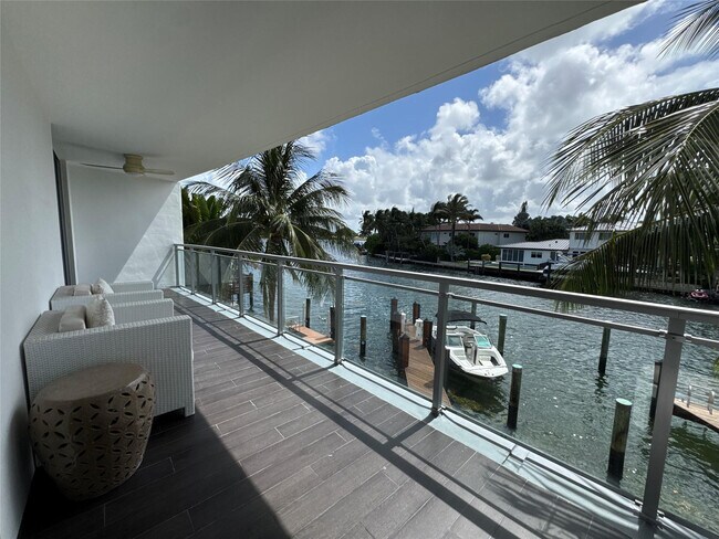 Building Photo - 9400 W Bay Harbor Dr