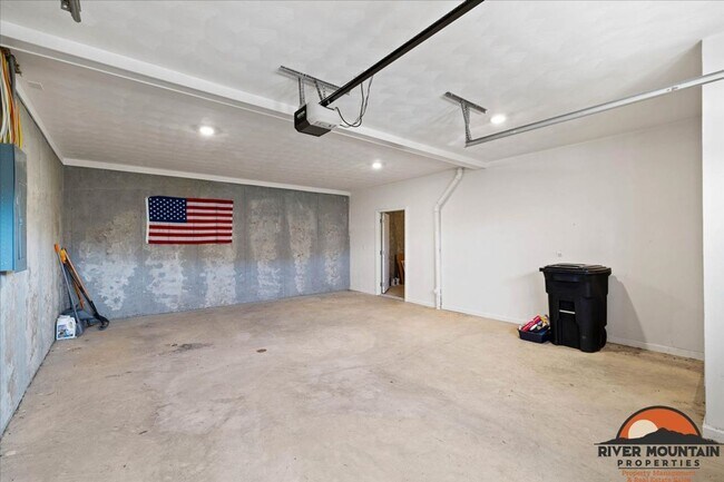 Building Photo - Spacious Three Level Home in Pembroke