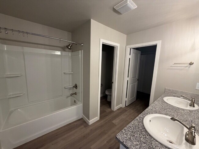 Building Photo - Wonderful 4/2 In Bell Farms!