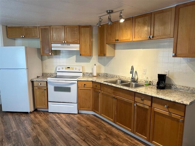 Building Photo - 17110 Live Oak Ln