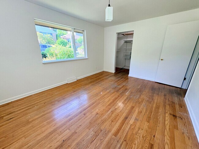 Building Photo - 5 Bed/1.5 Bath Beacon Hill Home with Gorgeous Views!
