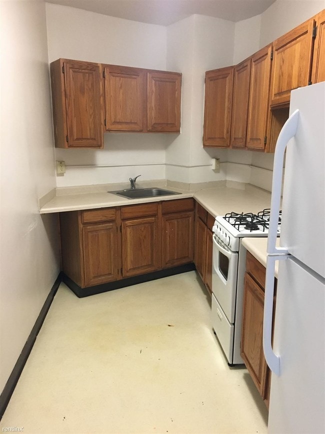 Building Photo - 3 br, 1 bath Apartment - Parkview Apartments