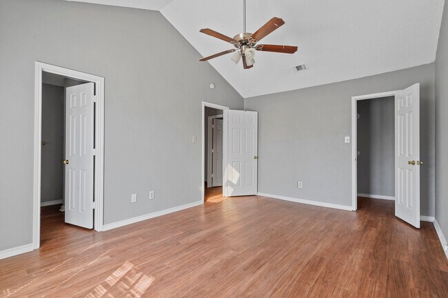 Building Photo - 804 Custer St