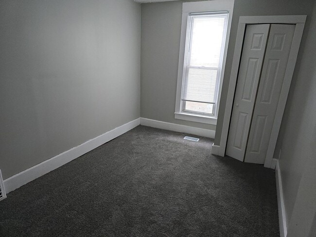 Building Photo - 5 Bedroom 2 Bathroom Home! Large Front Porch! Nice backyard!