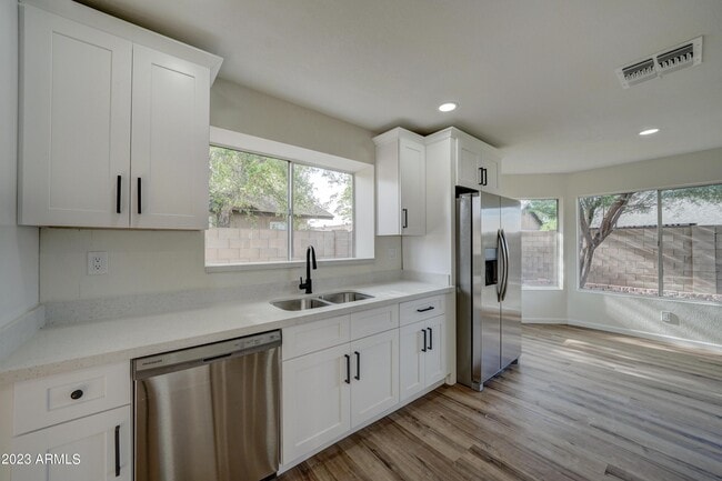 Building Photo - 7113 W Sunnyside Dr