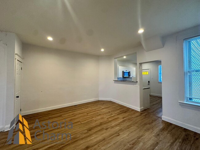 Building Photo - 3 Bedroom or 2 Bedroom with Den featuring Fenced Yard and Updated Kitchen