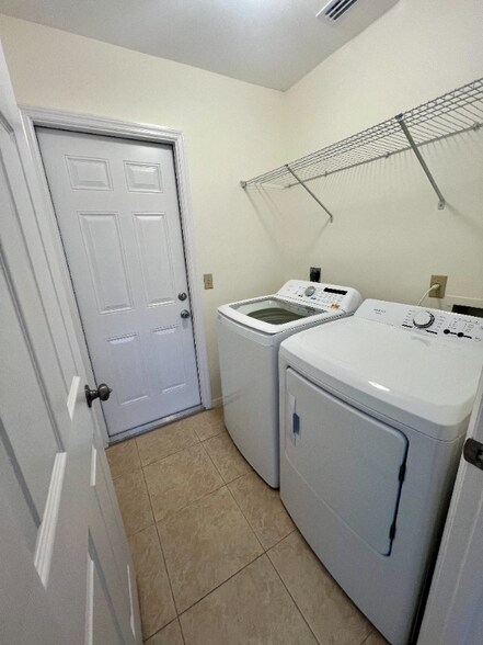 Building Photo - 914 SW Cecil Ln