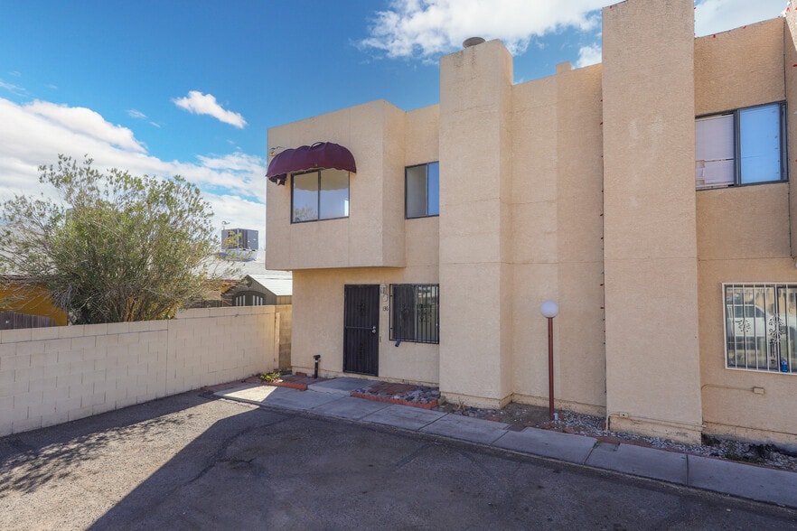 Building Photo - 136 E Pastime Rd