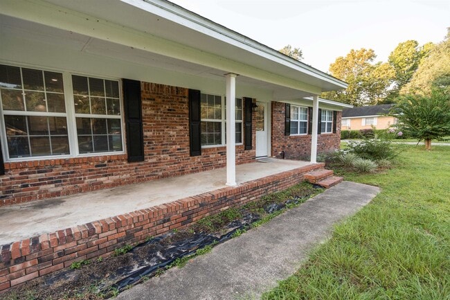 Building Photo - 2013 Shady Oaks Dr