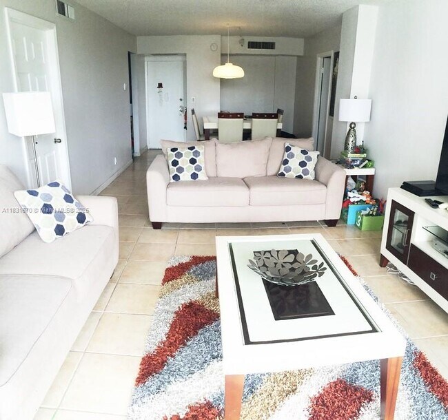 Building Photo - 3475 N Country Club Dr