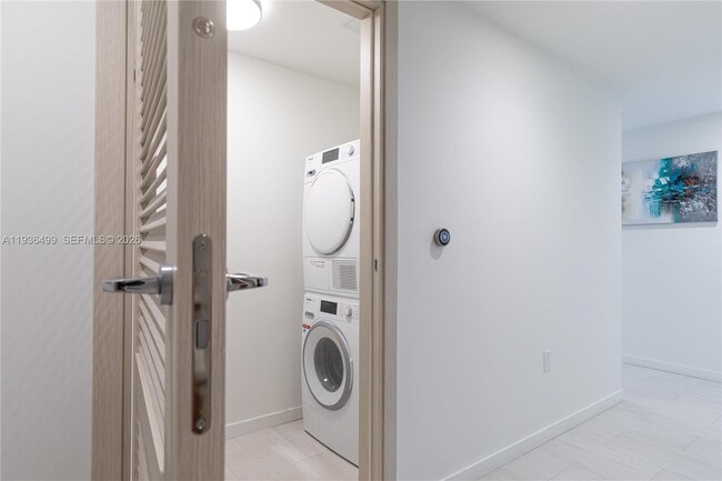 Building Photo - 1000 Brickell Plaza