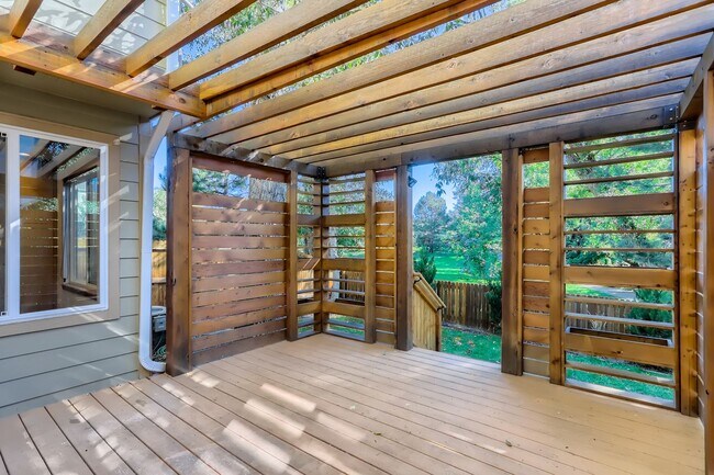 Building Photo - MODERN 2 BED/1.5 BATH IN HEART OF BOULDER!
