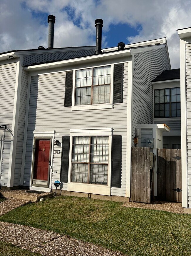 Building Photo - Nice 2 bedroom townhouse ready to go with covered parking!