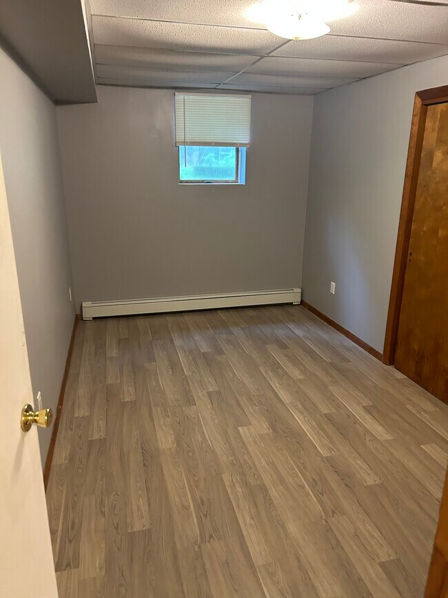 Large bedroom, walk-in closet, 2 windows - 186 N Country Rd