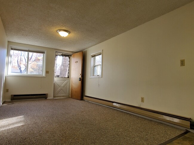 Building Photo - 2418 Pine St