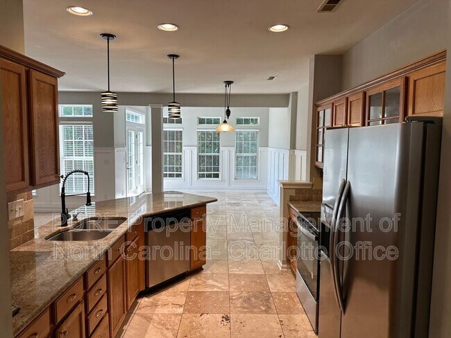 Building Photo - 6033 Queens Walk Ct