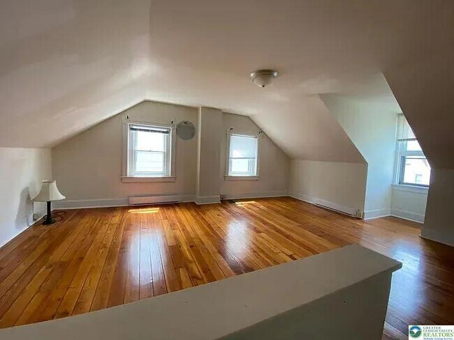 Building Photo - 528 Selfridge St