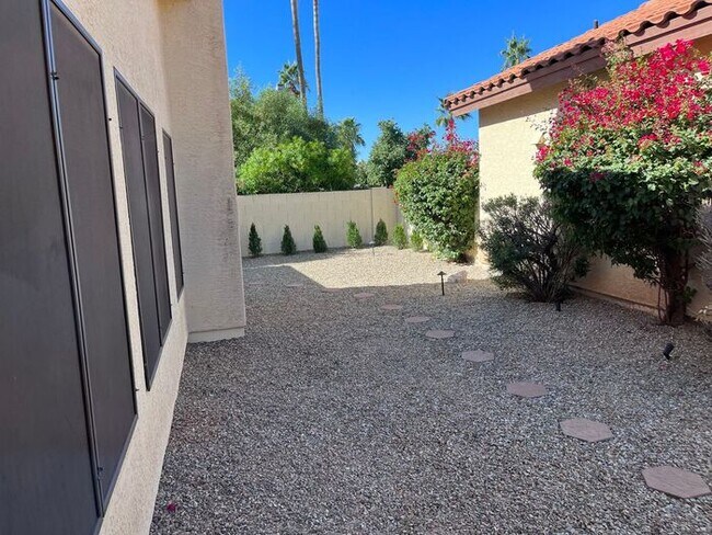 Building Photo - Adorable light and bright! 3Bedroom/2Bath ...