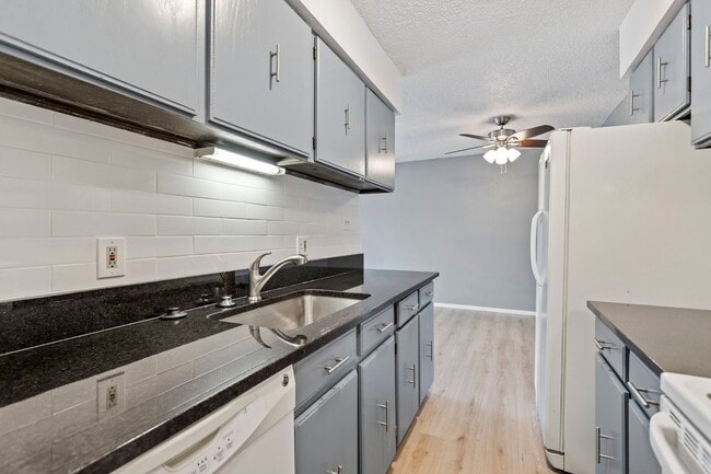 Building Photo - 2 bed / 1 bath - Whispering Pines Condo