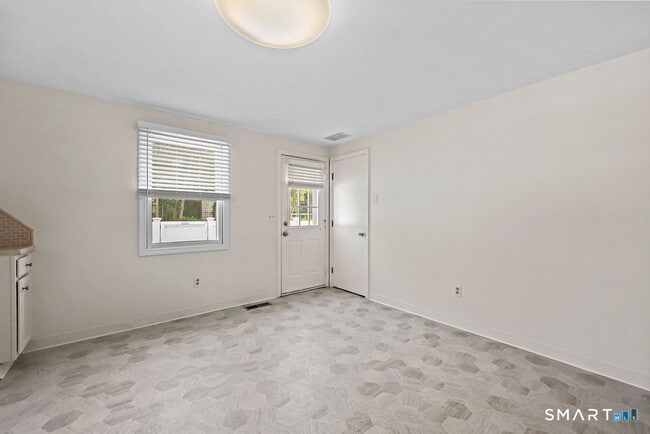 Building Photo - 8 Allspice Ln