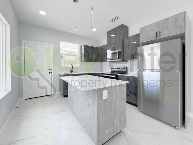 Building Photo - 913 N Woodson Ave