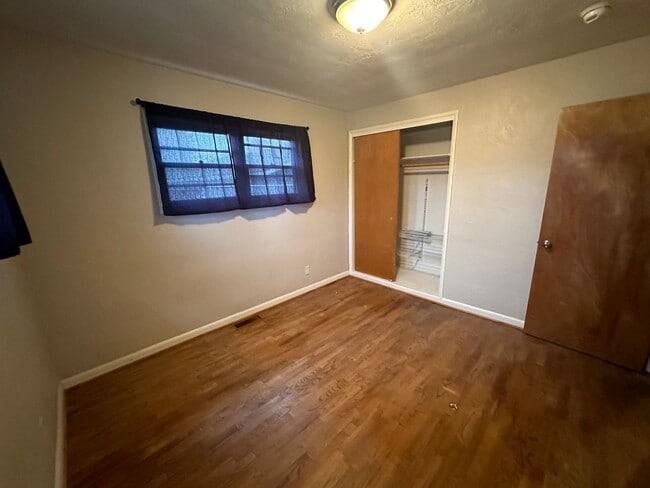 Building Photo - MIDTOWN 3 Bdrm House, All Appliances incl ...
