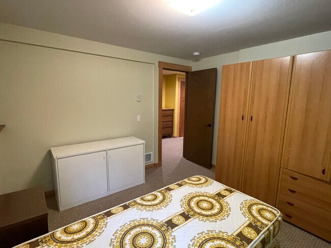 Building Photo - Lovely Furnished Honeymoon Bay Apartment!
