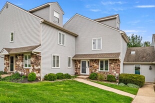 Building Photo - 302 Pinebrooke Cir