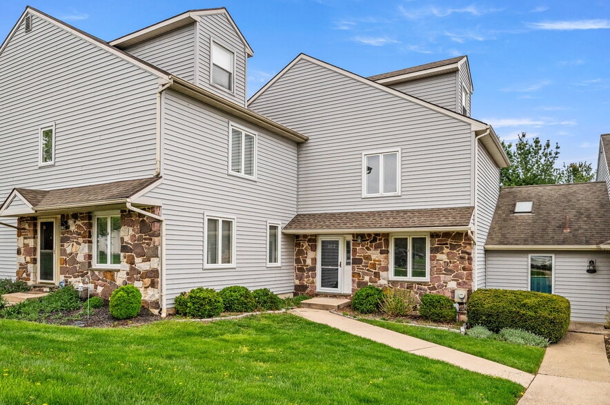 Building Photo - 302 Pinebrooke Cir