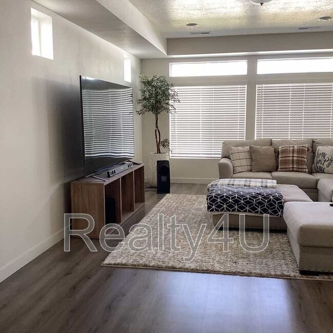 Building Photo - 138 E Crown Point Dr