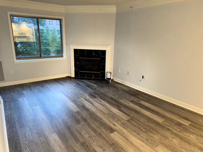 Building Photo - Updated 1BR Condo with Parking Near Virgin...