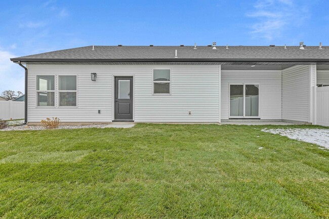 Building Photo - DARLING twin home located in Sugar City, I...