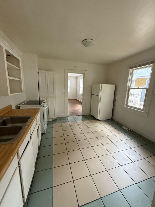 Building Photo - AVAILABLE NOW!