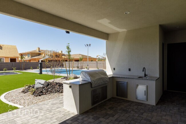 Building Photo - BRAND NEW Gorgeous 6 bed 7 bath with Pool ...