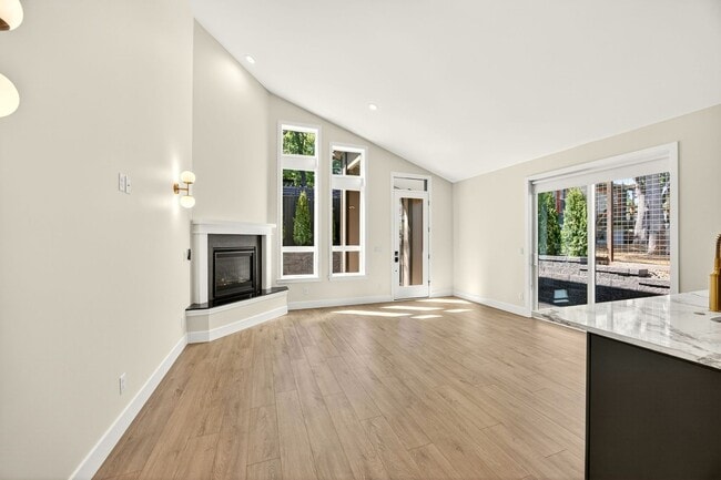 Building Photo - Newly Built Ashland Gem with Fireplace & S...
