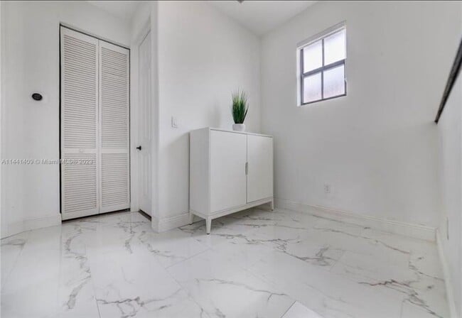 Building Photo - 8362 NW 39th Ct