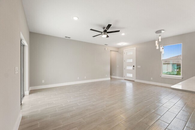 Building Photo - 360 Hibiscus Dr