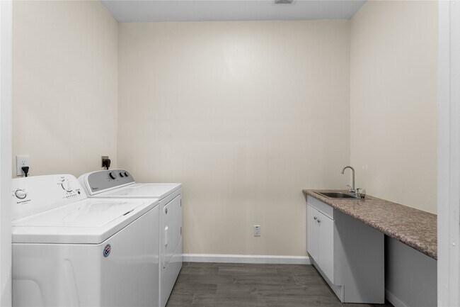 Building Photo - 16922 Glenheath St