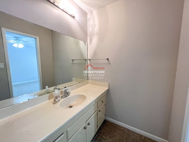 Building Photo - Location! 2-Bed Townhouse with 2.5 Baths i...