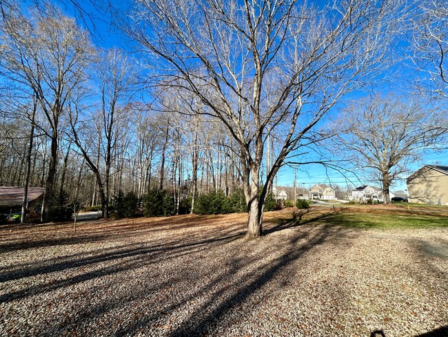 Building Photo - Charming 3Br in Oak Ridge on One Acre Lot!