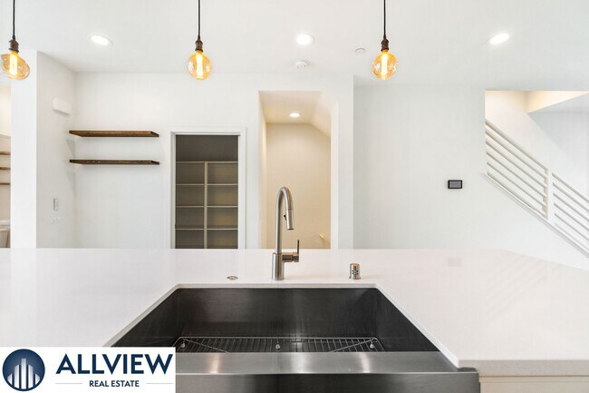 Building Photo - Gorgeous 4 Story Townhome Available in the Highly Desired 17 West Community!