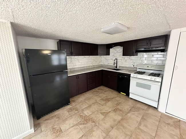 Building Photo - Newly Remodeled 4 Bed, 1 Bath Upstairs Unit in SW OKC! - Move in Deposit-Free! (If Qualified)