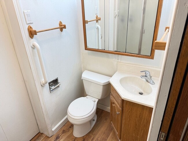 Building Photo - Huge 4 bedroom 2 bath house!